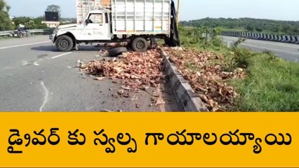 డిచ్ పల్లి: అదుపుతప్పి డివైడర్ ను ఢీకొన్న బొలెరో వాహనం