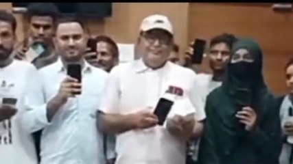 सिवान: पुलिस का &#039;ऑपरेशन मुस्कान&#039; अभियान, चोरी हुए मोबाइल रिकवर कर लोगों को लौटाए, देखिए