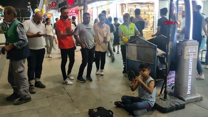 Van'da 11 yaşındaki çocuk sokakta çalgı çalarak harçlık topluyor
