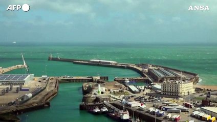 Barcone con a bordo dei migranti si rovescia nella Manica, almeno sei morti