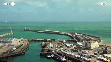 Barcone con a bordo dei migranti si rovescia nella Manica, almeno sei morti