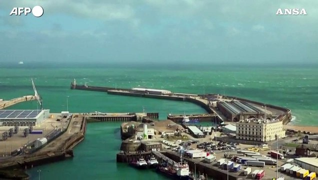 Barcone con a bordo dei migranti si rovescia nella Manica, almeno sei morti