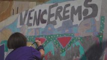 Expresos políticos de la dictadura chilena restauran un mural en un antiguo campo de concentración