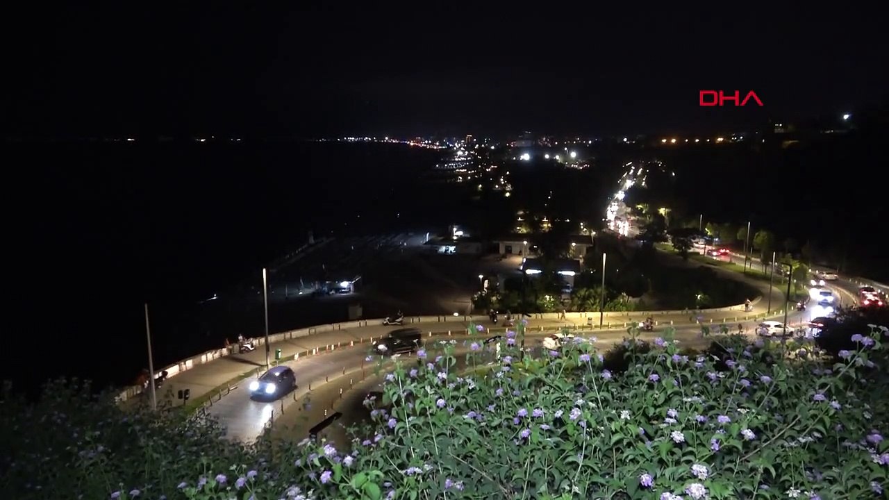 Antalya'da Sıcak Havadan Bunalanlar Konyaaltı Sahili'nde Serinliyor