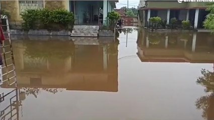 मधुबनी: झमाझम बारिश से चारों तरफ जलजमाव, जब साहब के आवास में घुसा पानी तो देखिए क्या बोले