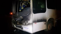 Ônibus que faz o transporte de trabalhadores pega fogo na Avenida Piquri