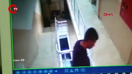 Ayakkabıyı önce kokladı, sonra çaldı