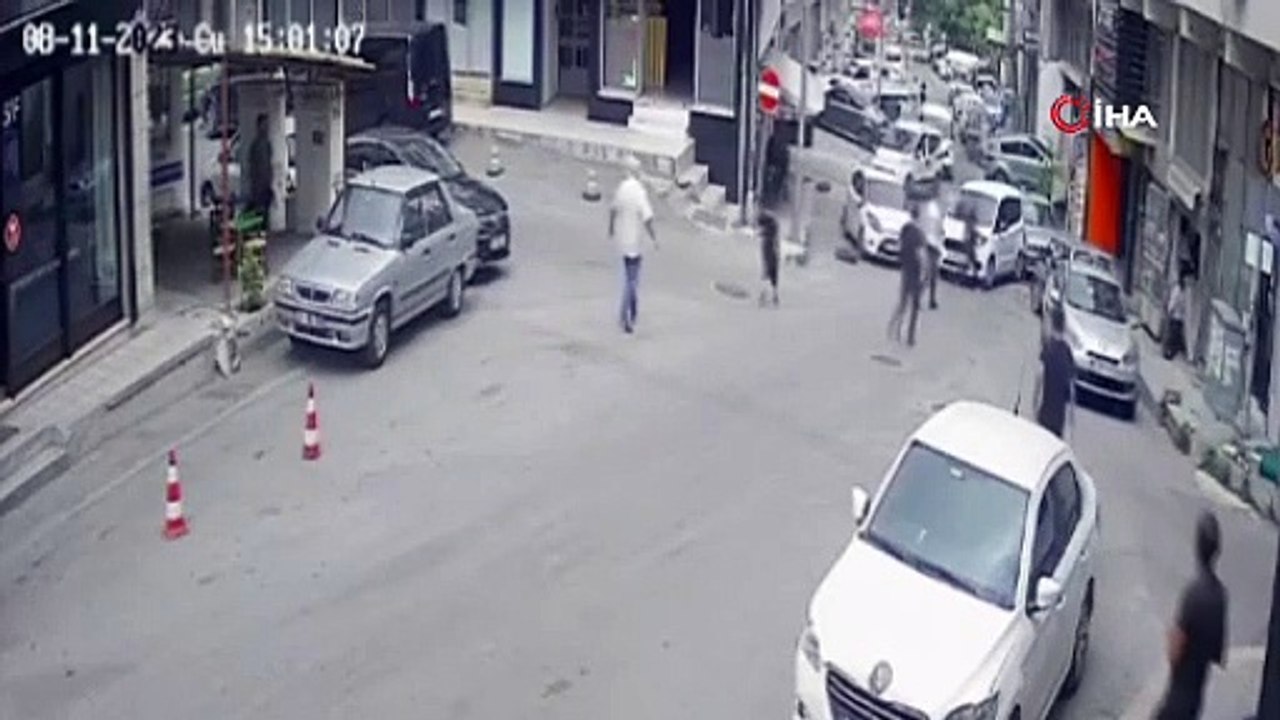 El frenini çekmeyi unutunca olanlar oldu: Kazaya gelen polis aracına da motokurye çarptı