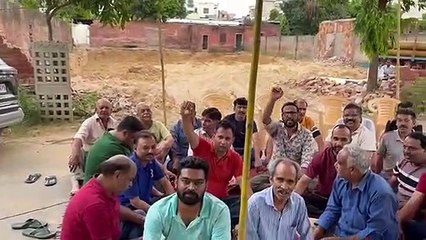 कॉलोनी में बहुमंजिला इमारतों के विरोध में धरना