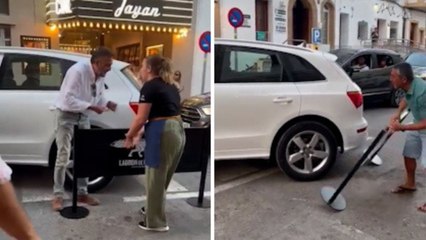 Un turista retira las vallas de un bar y aparca por la fuerza en su terraza en Jávea