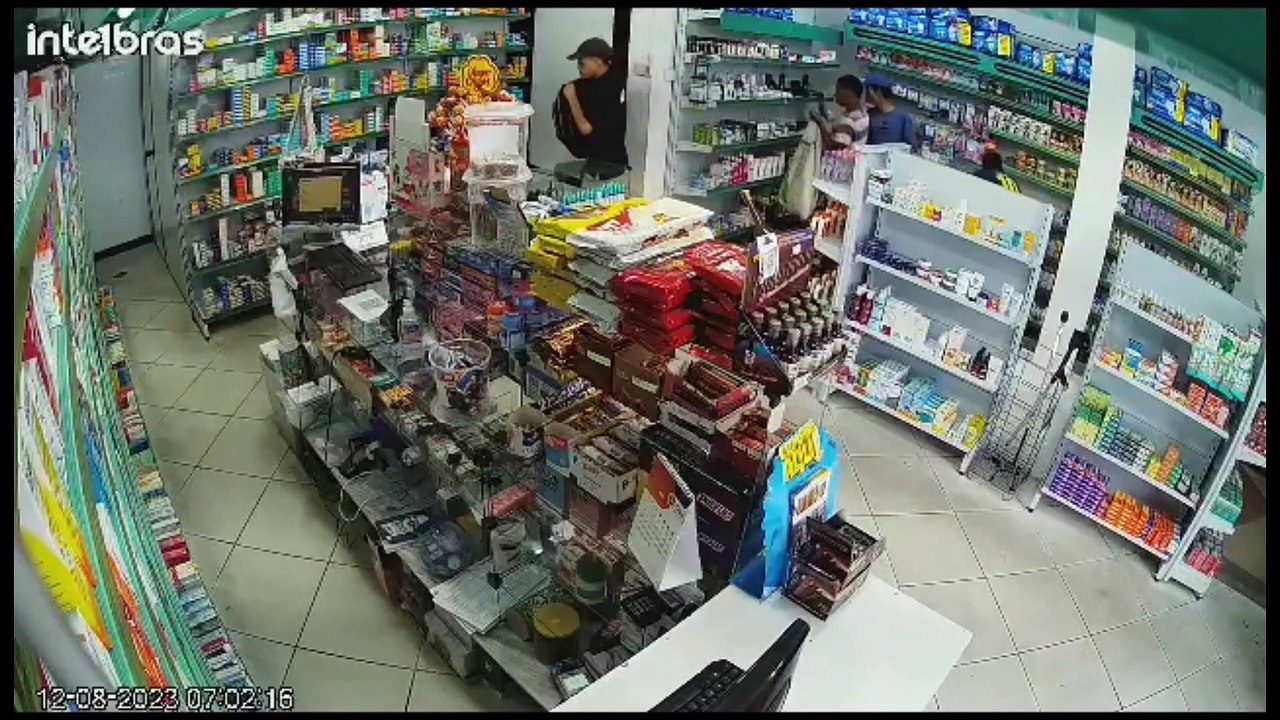 Vídeo: Gangue invade farmácia e faz "a limpa" em Lauro de freitas