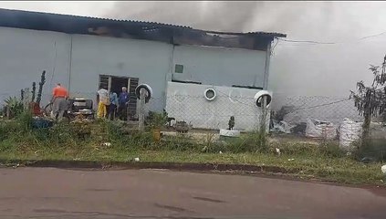 Incêndio nesta manhã de domingo destrói parte de empresa de reciclagem, em Cianorte -