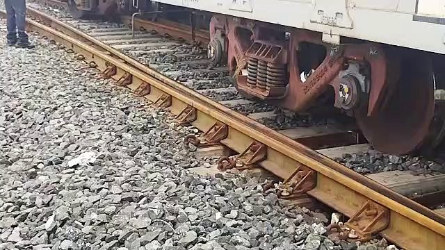 उधना यार्ड में मालगाड़ी के दो डिब्बे पटरी से उतरे