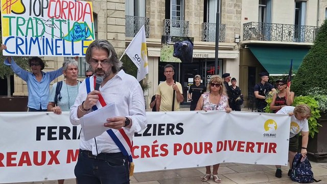 En pleine feria à Beziers, le député Aymeric Caron demande davantage de courage aux politiques pour abolir la corrida et quelle que soit leur couleur politique,