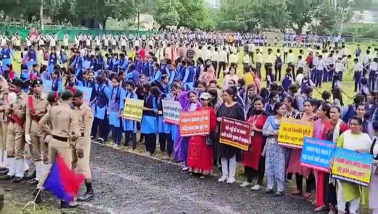 Voter awareness oath taken in #Ratlam, VIDEO