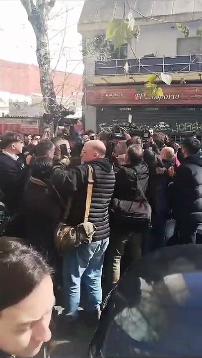 Llega a votar Javier Milei