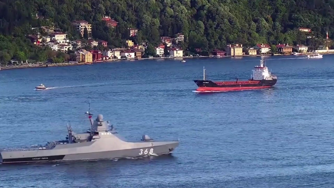 러시아 군함, 흑해 항해 팔라우 국적 상선에 경고사격 / YTN
