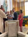 Neonata dà uno schiaffo alla Bibbia, la reazione del prete
