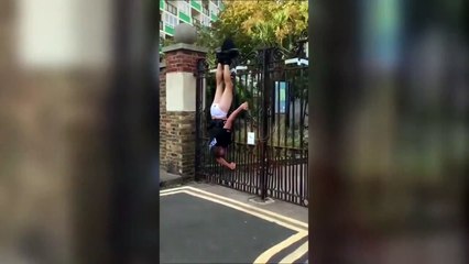 Londra'da polis kapa korkuluğuna sıkıştı: Çevredekiler önce videoya aldı sonra yardım etti