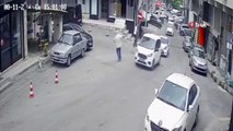Accident intéressant à Bursa： Le véhicule sans le frein à main a heurté les véhicules en mouvement