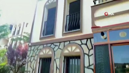 La maison de la folie était vue par le trou de la porte ! Le bassin bleu et le tapis ensanglanté ne sont pas passés inaperçus.