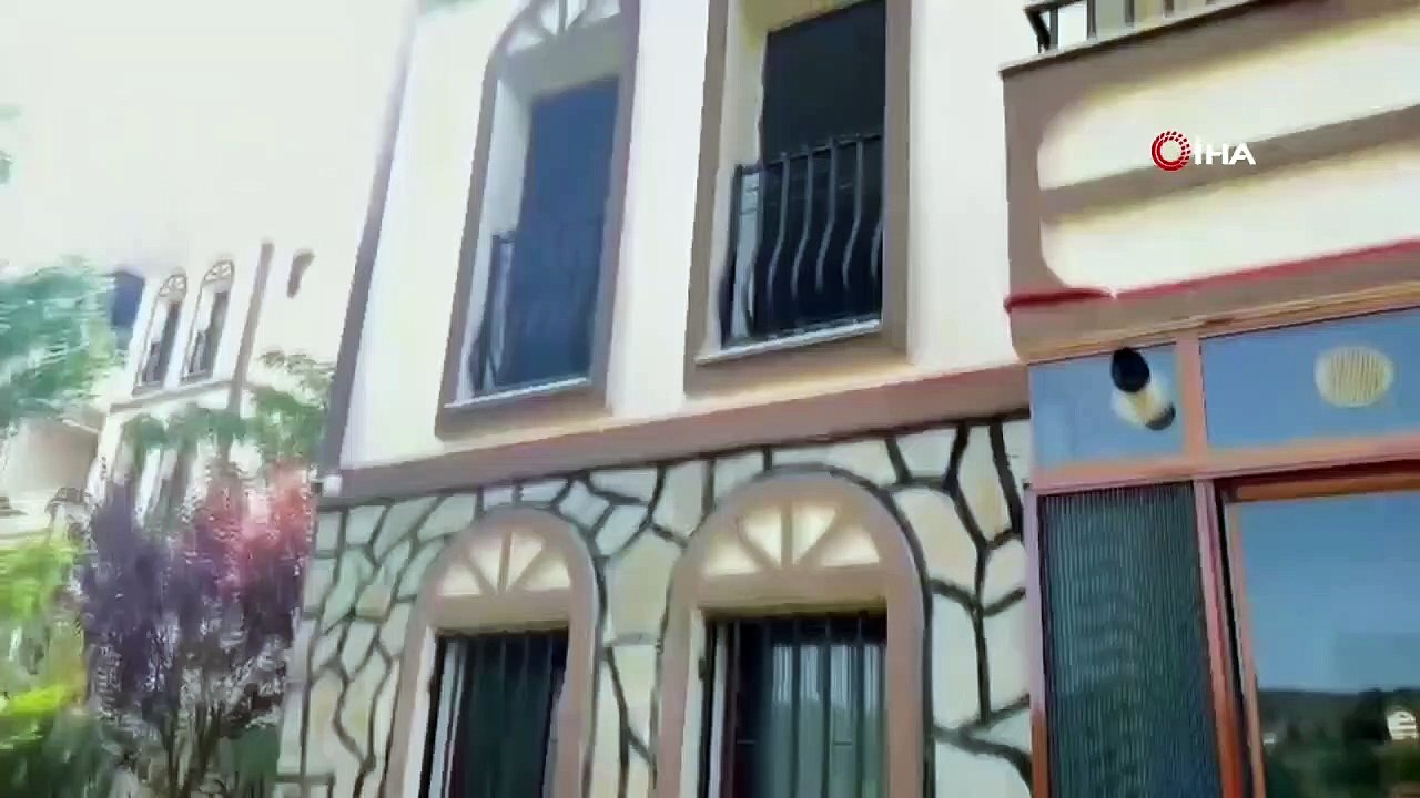La maison de la folie était vue par le trou de la porte ! Le bassin bleu et le tapis ensanglanté ne sont pas passés inaperçus.