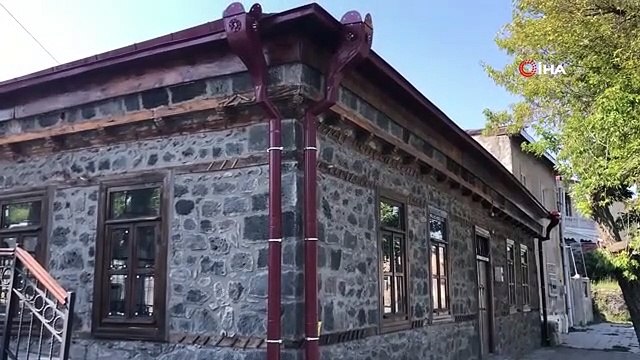 Les bâtiments historiques de Kars impressionnent les visiteurs