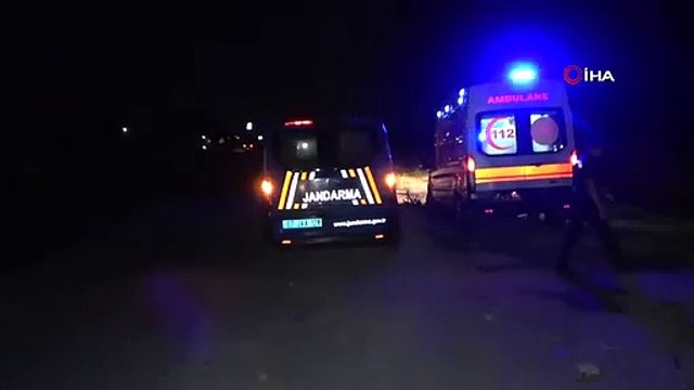 Lorsque la voiture violant le feu rouge est entrée dans la voie de marche arrière, face à l'arrière