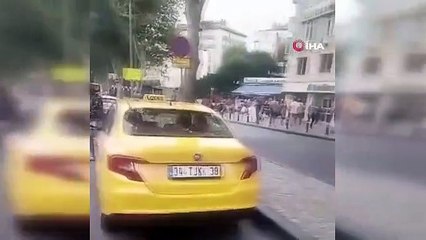 Chauffeur de taxi choisissant le client devant la caméra : "Ce n'est pas votre affaire que j'achète ou non"