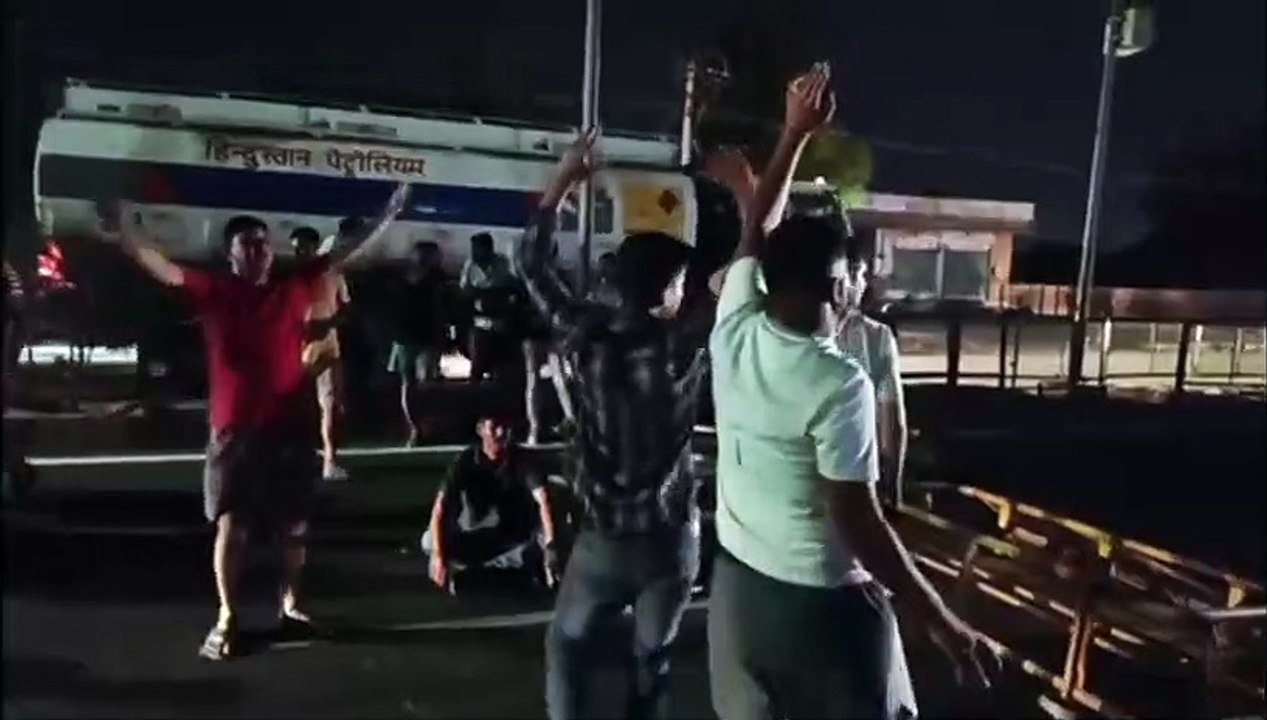 हादसा कर भगाई कार पुलिस ने रूकवाई, फिर निकाली, लोगों ने रास्ता रोका