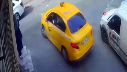 Le vol qui vous fait abandonner ! Il est sorti du taxi, a décroché le téléphone tombé et a continué sa route.