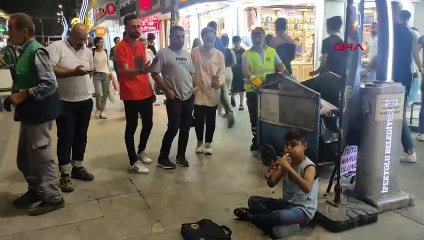 Un garçon de 11 ans à Van collecte de l'argent de poche en jouant d'un instrument dans la rue