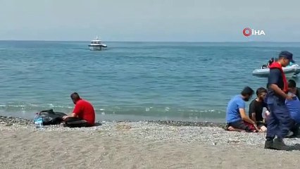 Image déchirante... Le frère sans défense ne pouvait pas quitter son frère qui s'est noyé dans la mer