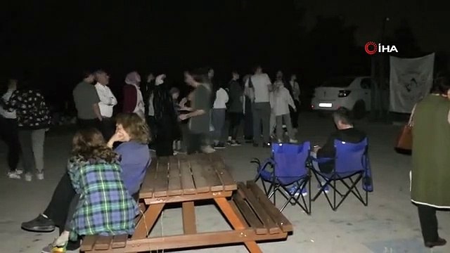 Des centaines de personnes se sont rassemblées pour regarder la pluie de météorites