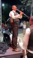 On dirait les trois ! Il a vu İmamoğlu, Özgür Özel et Davutoğlu devant lui regardant le clarinettiste.