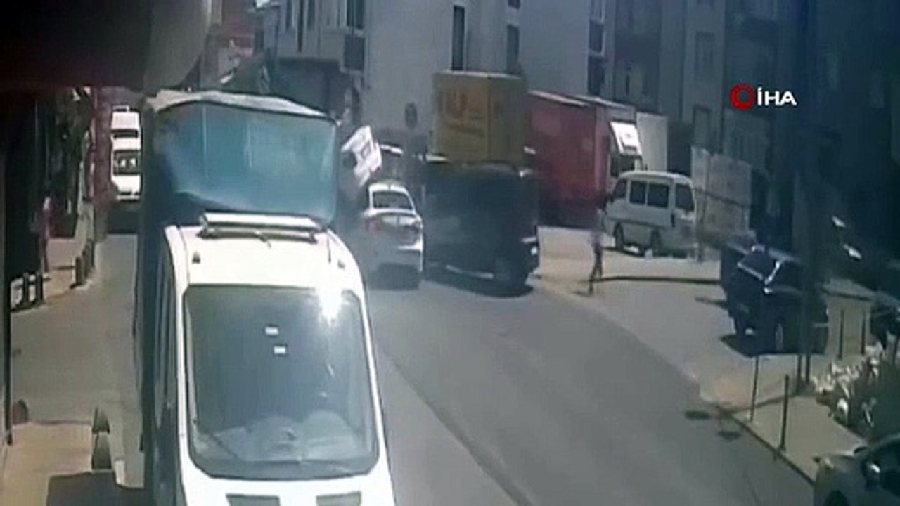 Une voiture est entrée sous le véhicule qui s'est rendu au terre-plein de Sultanbeyli： 2 blessés