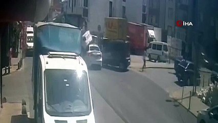 Une voiture est entrée sous le véhicule qui s'est rendu au terre-plein de Sultanbeyli： 2 blessés