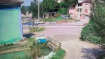 Motosikletle patpatın çarpıştığı kaza kamerada