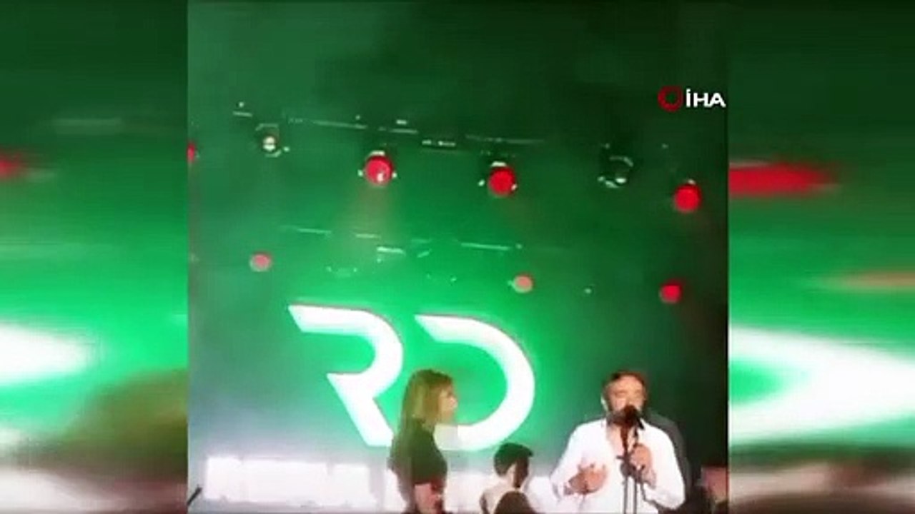 Moments de tension sur scène entre Resul Dindar...