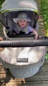 Bumpy Adventures Kiddo aime la passerelle en bois