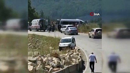 Kamyon ile yolcu minibüsü kafa kafaya çarpıştı: 1 ölü, 5 yaralı