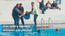Captan a funcionarios en celebración nadando vestidos en alberca pública en Naucalpan