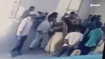 सिवान: सरकारी अस्पताल में डॉक्टर की बेरहमी से पिटाई, CCTV में कैद हुई घटना