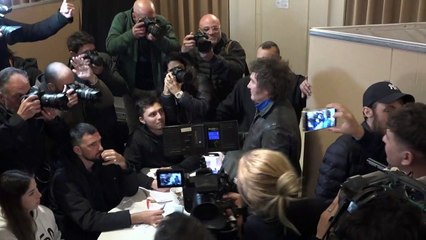 Libertario Milei da la sorpresa y disputará presidencia a Bullrich y Massa en Argentina