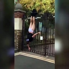 Şüpheliyi kovalayan polis kapı korkuluğuna asılı kaldı