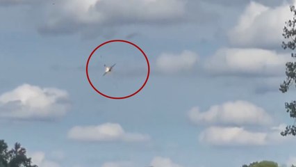 ABD'deki uçuş gösterisinde facianın eşiğinden dönüldü... Düşen uçak apartmana çakıldı