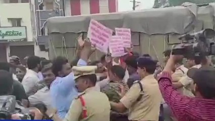 వరంగల్: జీడబ్ల్యూఎంసీ కార్యాలయం వద్ద ఉద్రిక్తత