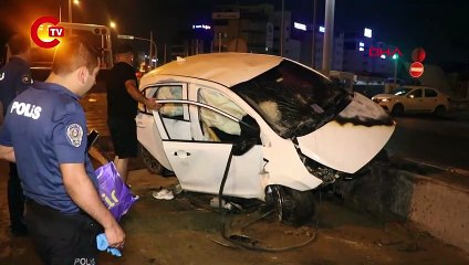 Refüje çarpan otomobilde yangın çıktı: 2 ağır yaralı