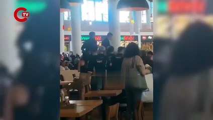 İstanbul'da AVM'de kavga! Müşteriler ile çalışanlar birbirlerine girdi