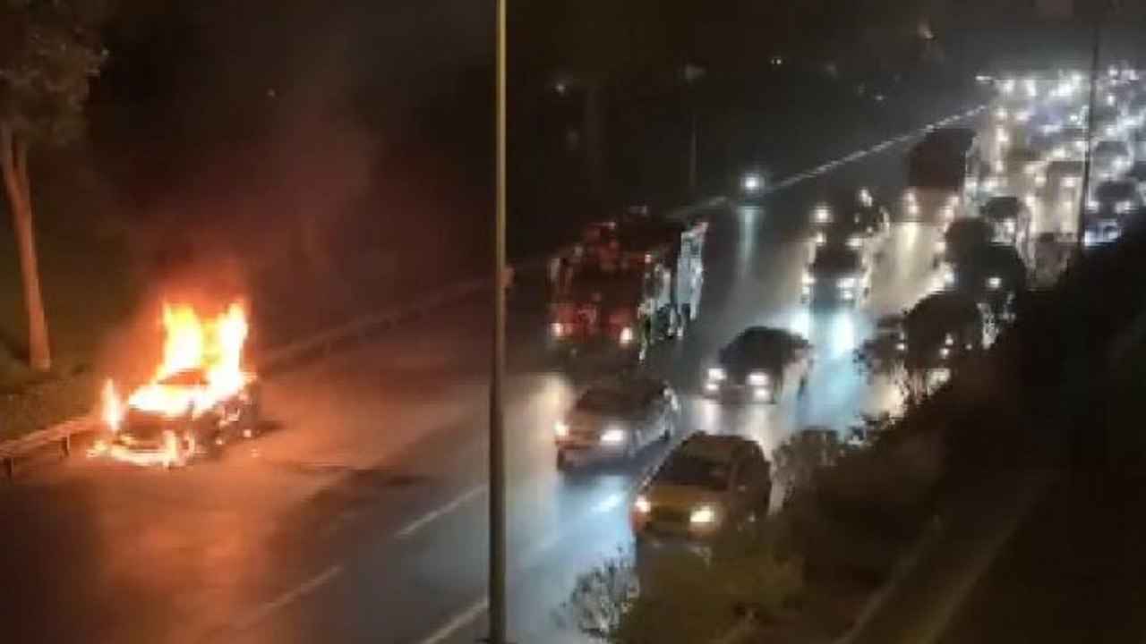 Bağcılar’da otomobil alev alev yandı